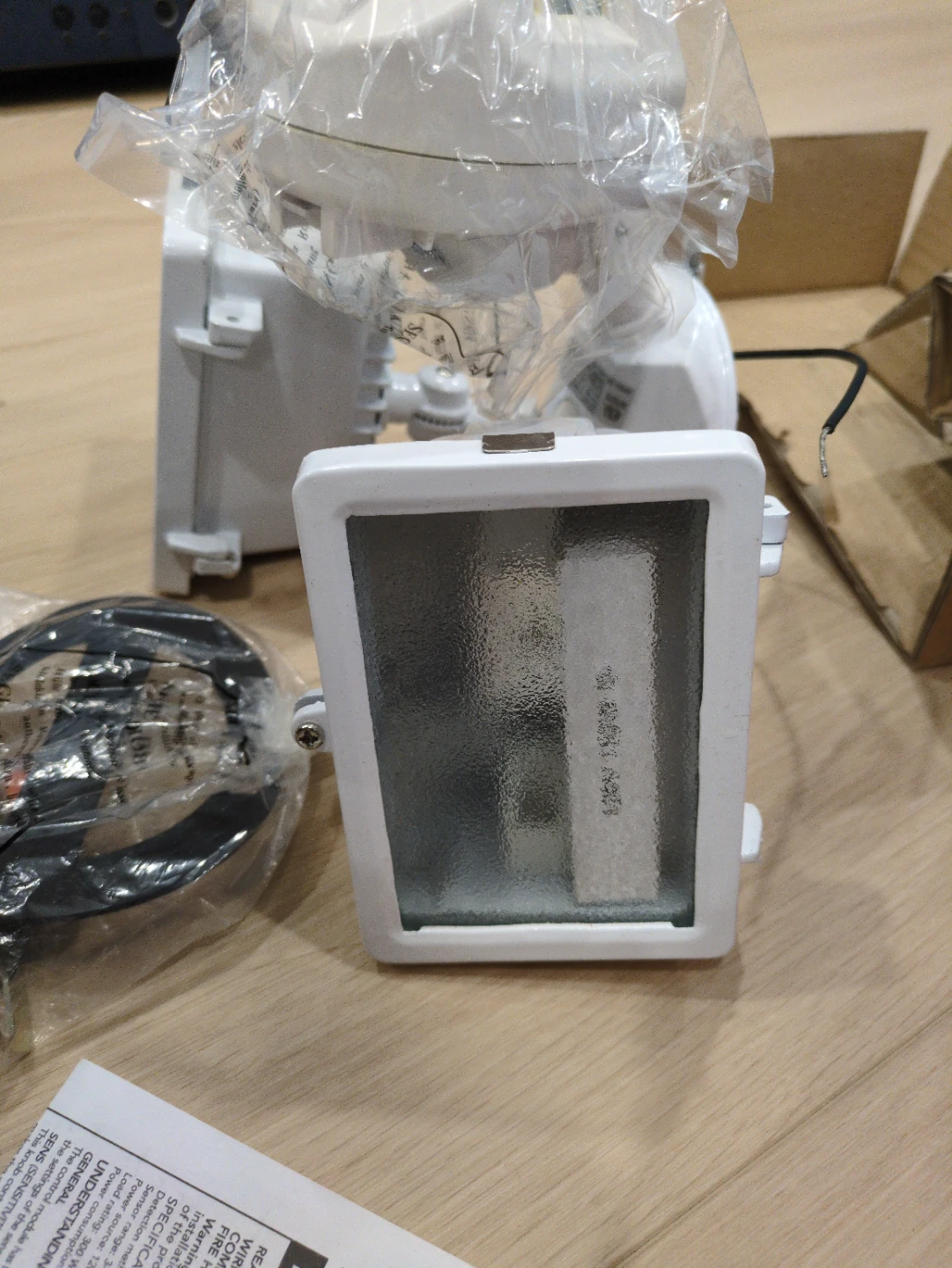 NIB: Globe Motion Sensor Security Light - photo 3