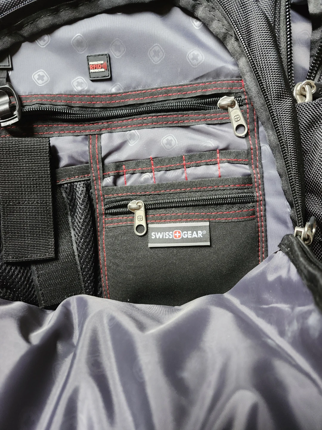 Black Swiss Gear Backpack - photo 3