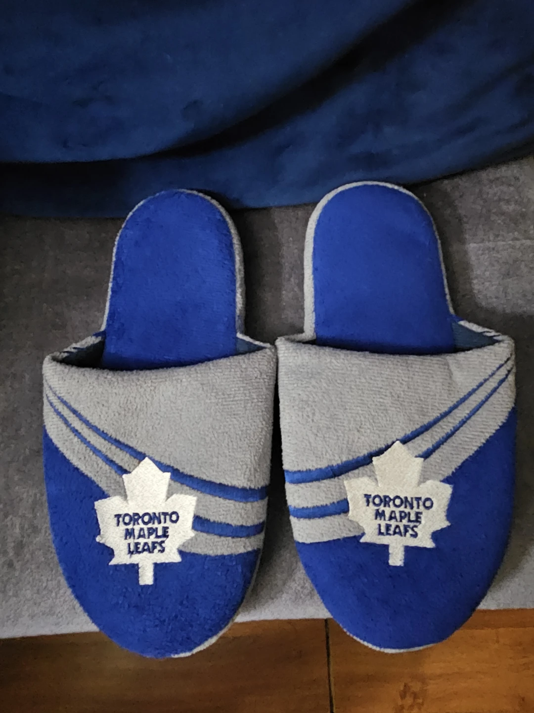 Toronto Maple Leafs Kids Slippers - Size XL (7-8)