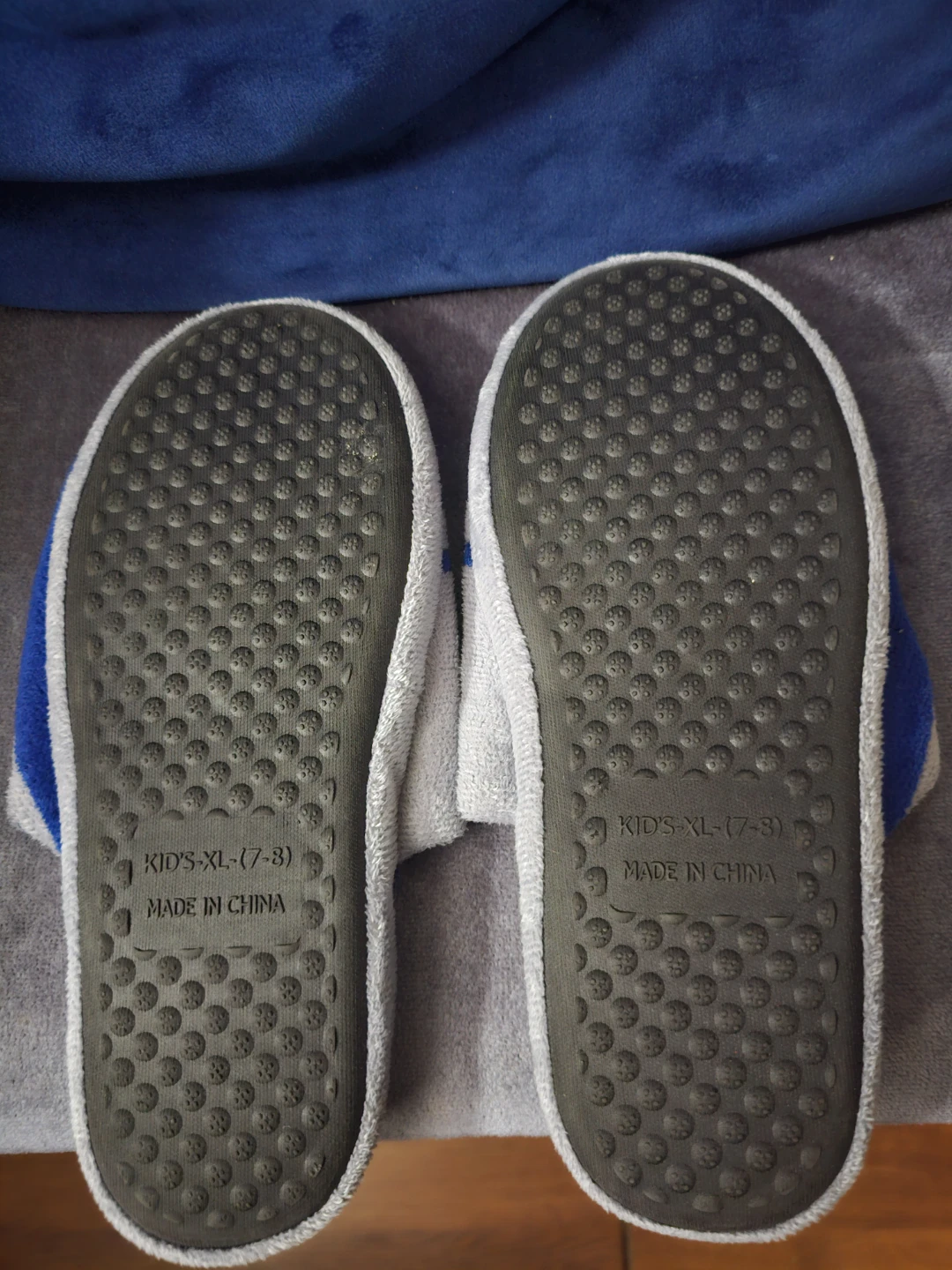 Toronto Maple Leafs Kids Slippers - Size XL (7-8) - photo 2