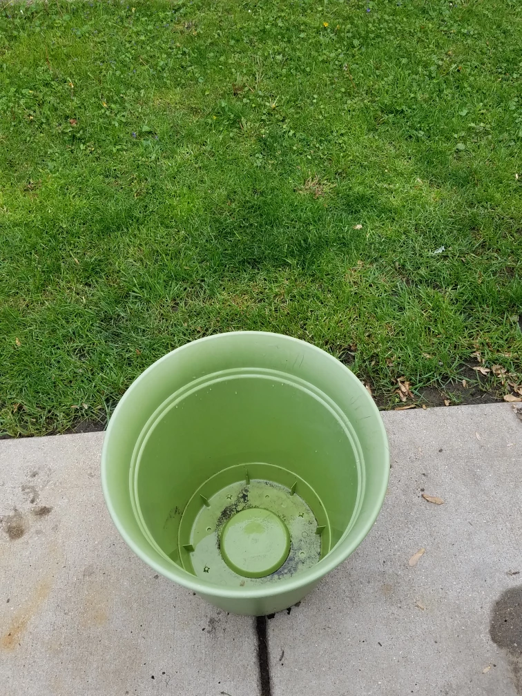 Light Green Plastic Planter Pot - photo 2