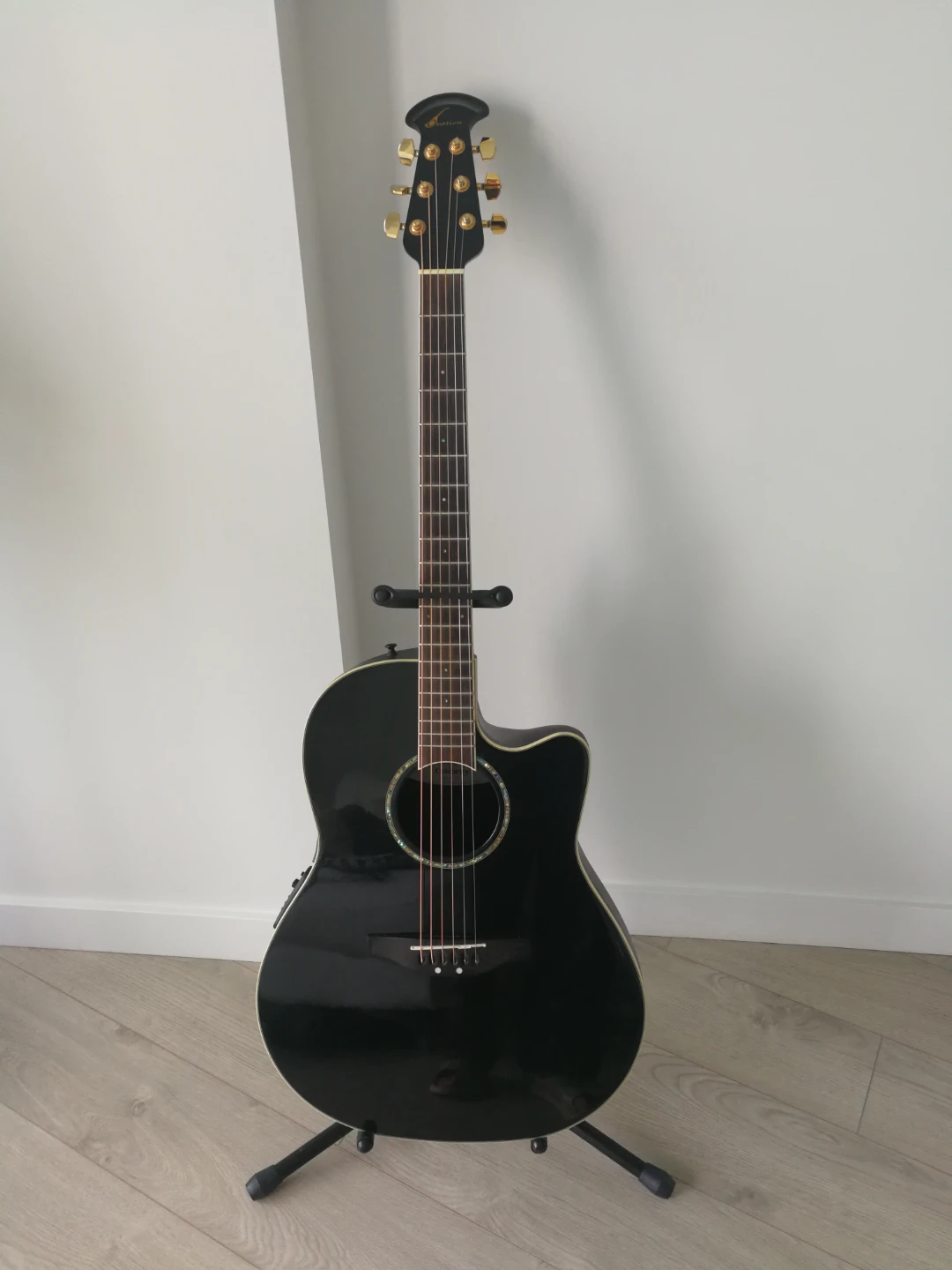 Ovation Celebrity CC24 Acoustic-Electric Guitar + Padded Gig Bag