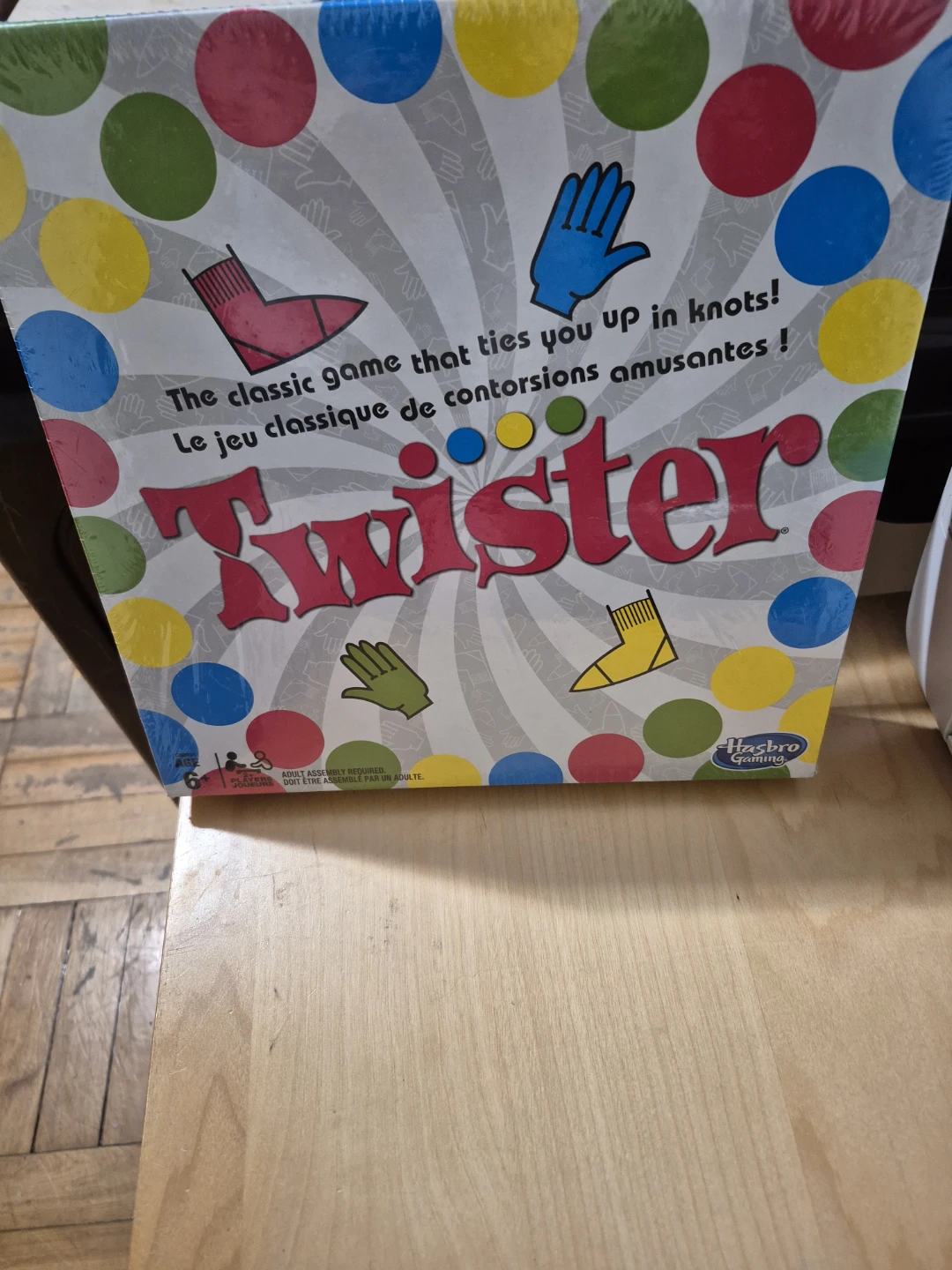 BNIB)Ages 6+ Twister Classic Game