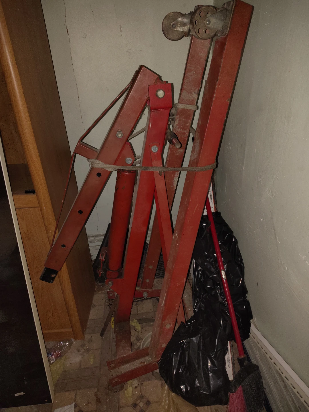 Red Engine Hoist Crane - photo 2