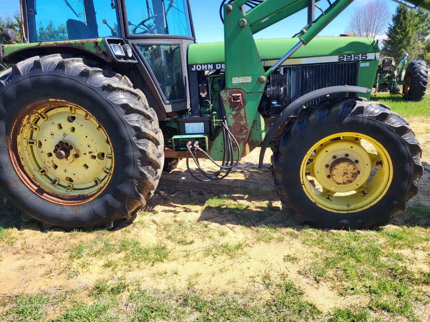 John Deere 2955/ 265 Tractor with Front Loader - photo 2