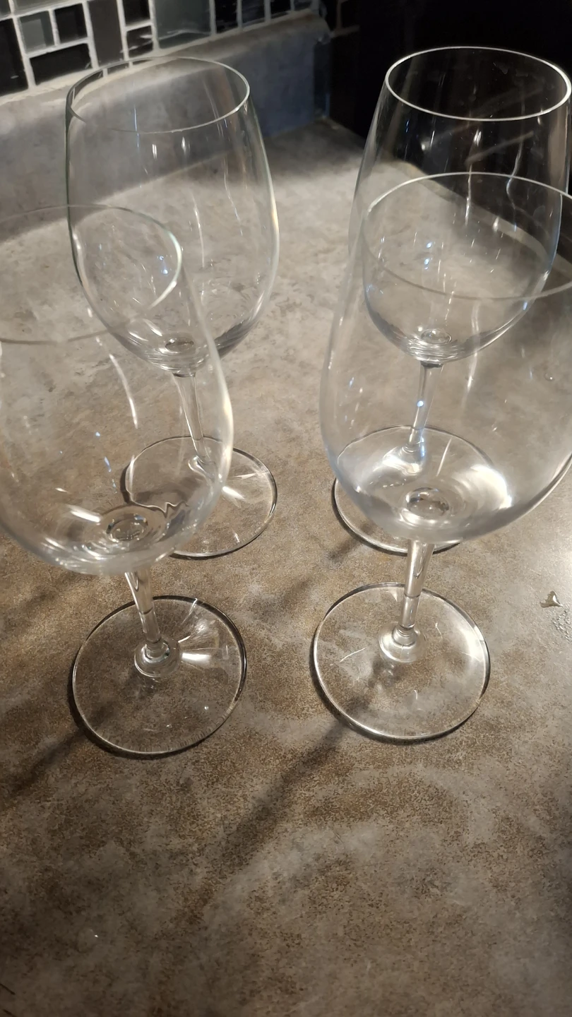 Set of 4 Clear Wine Glasses