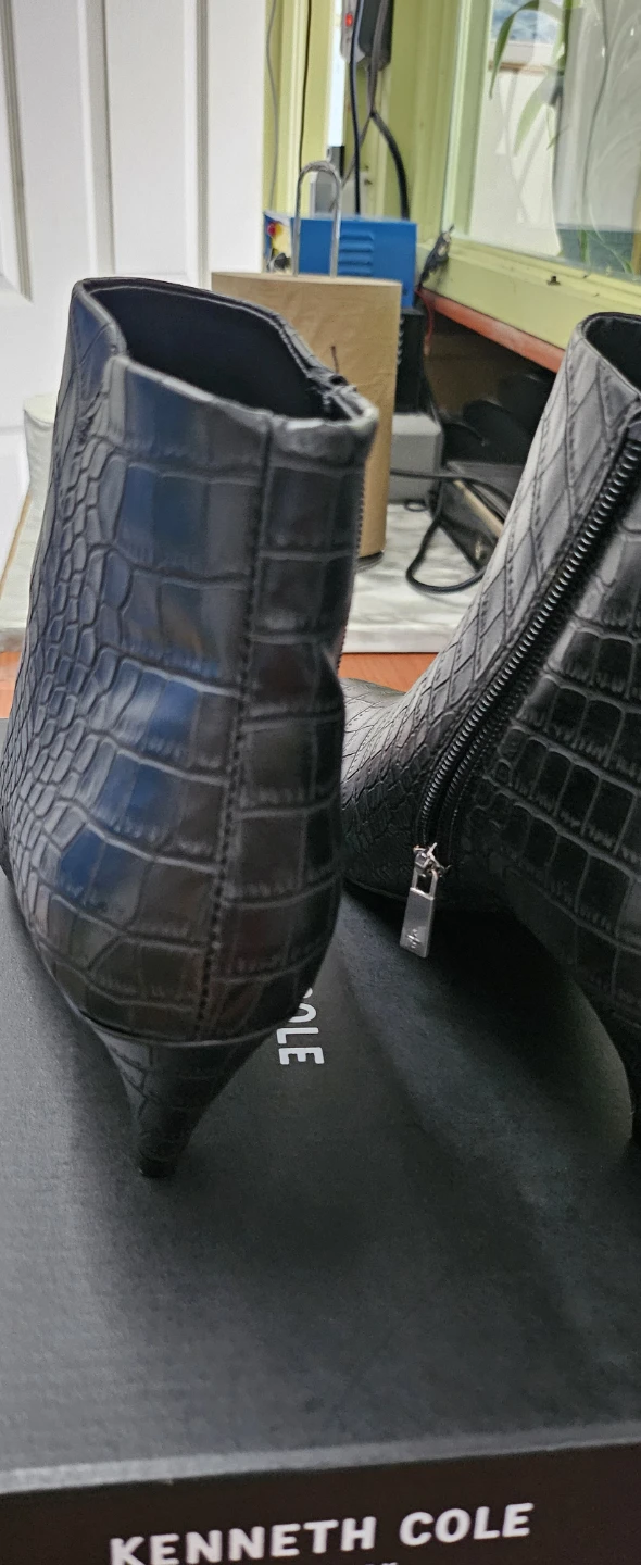 Kenneth Cole Black Croc Embossed Ankle Boots 7.5 - photo 5