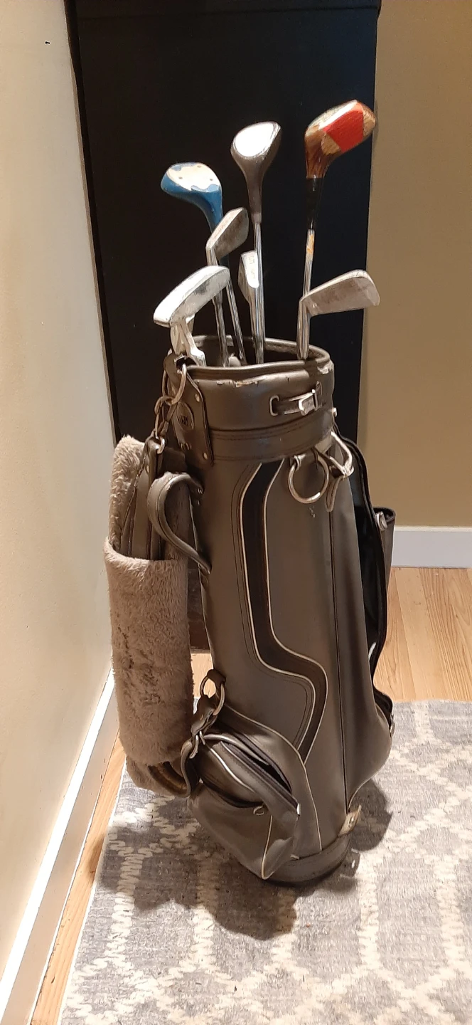 Set Of Men's Right Handed Golf Clubs & Bag