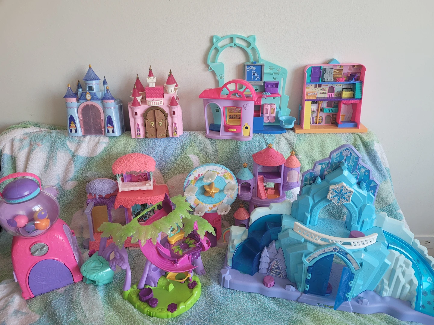 9 Dollhouses