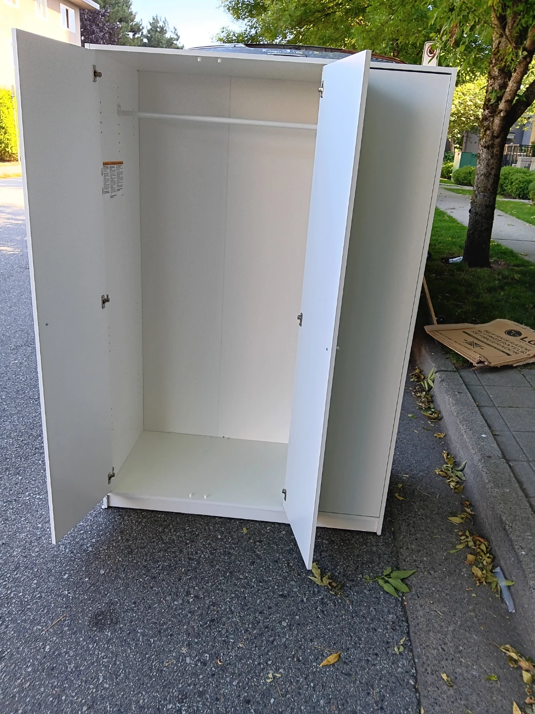 White 3-Door Wardrobe with Mirrored Centre Doors - photo 3