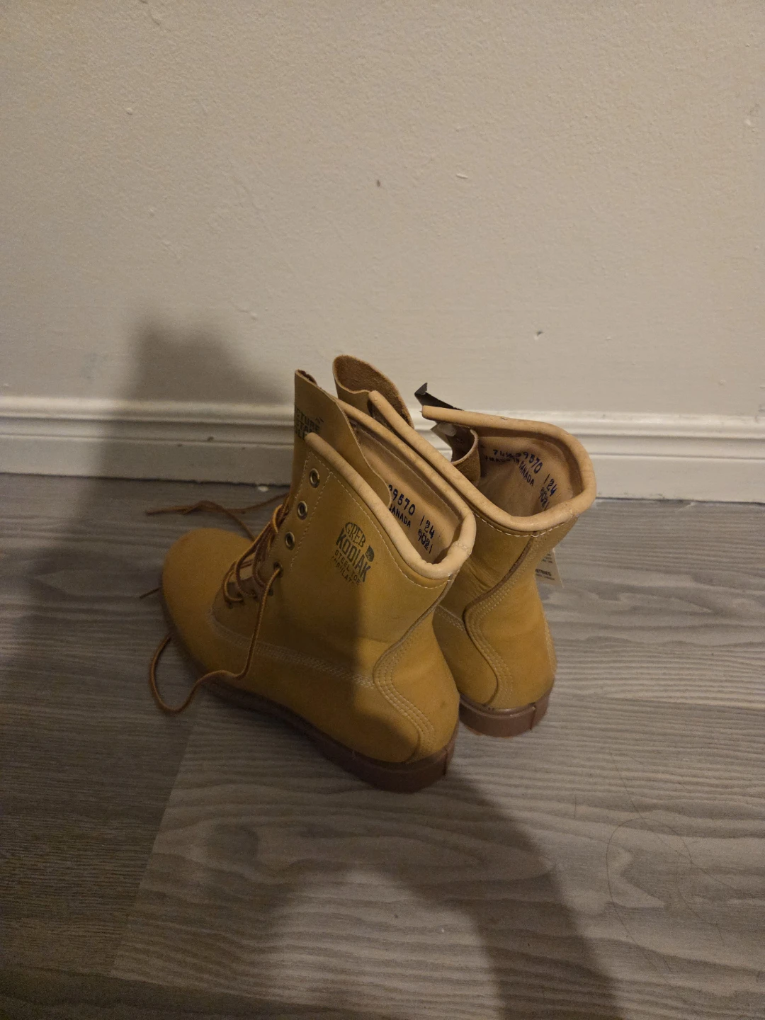 KODIAK Work Boots - woman's size 6 or 7 - photo 3