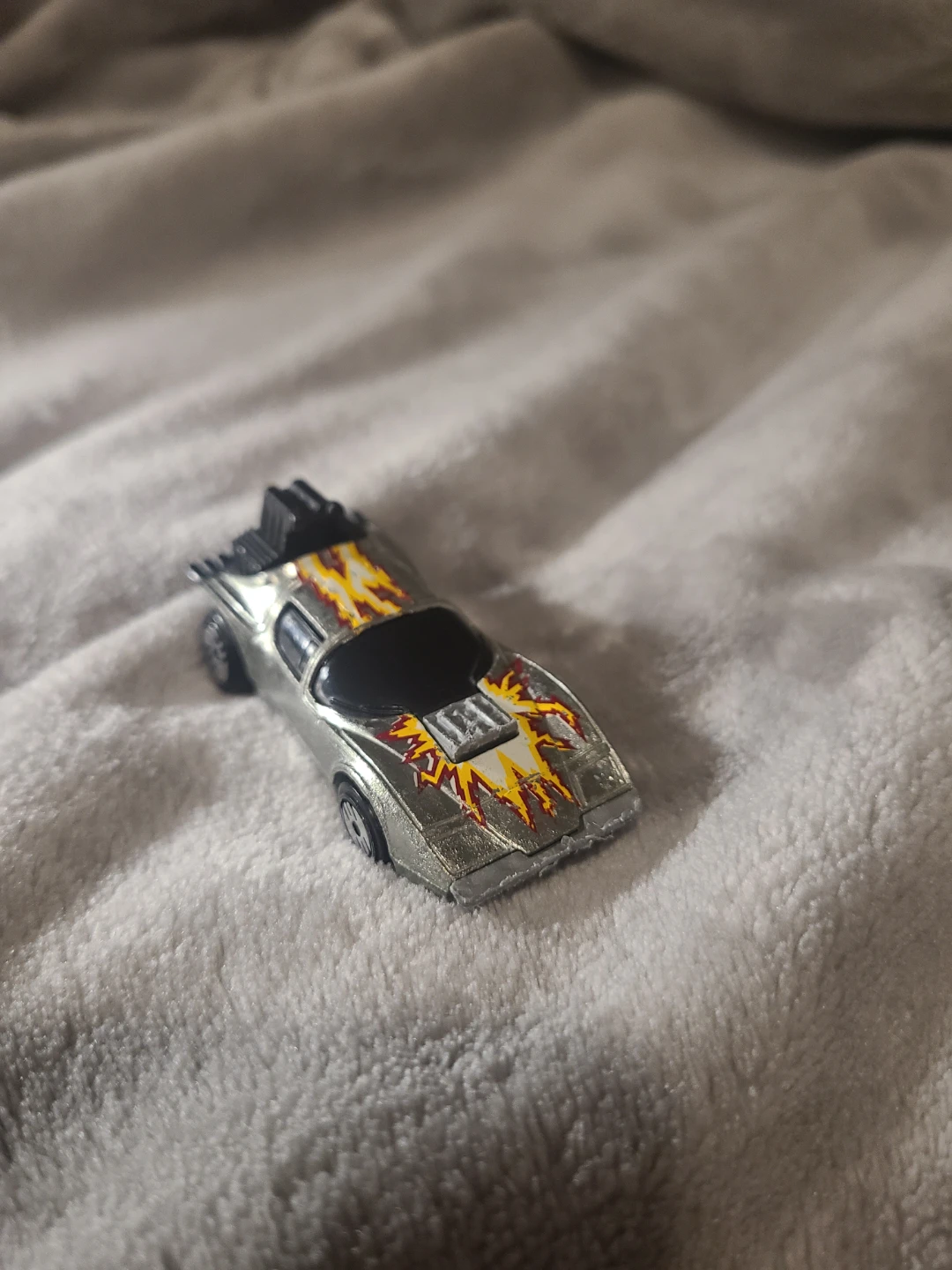 Hot Wheels 1983 Flame Runner Diecast Car - photo 2