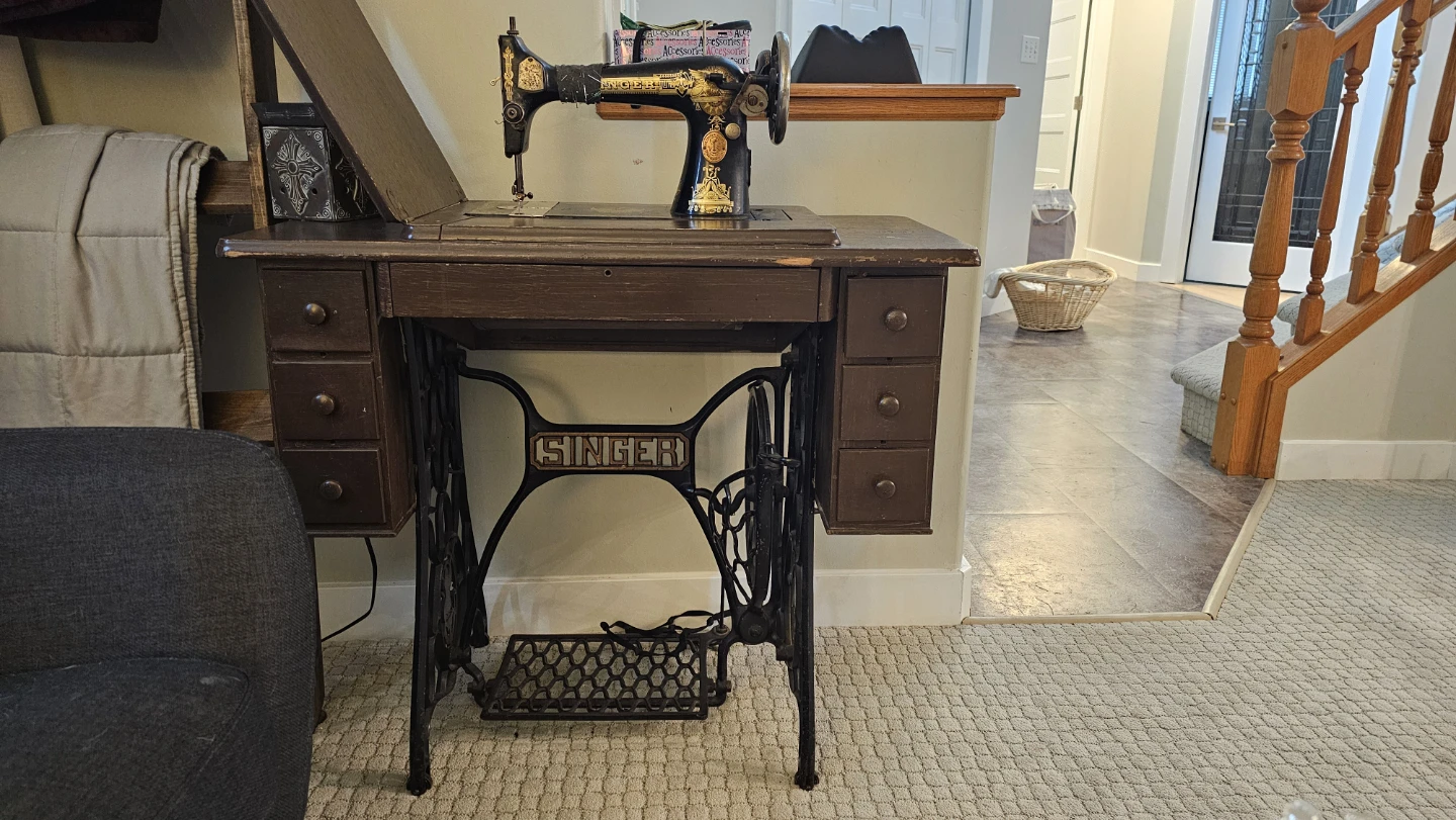 Vintage Singer Sewing Machine with Cabinet