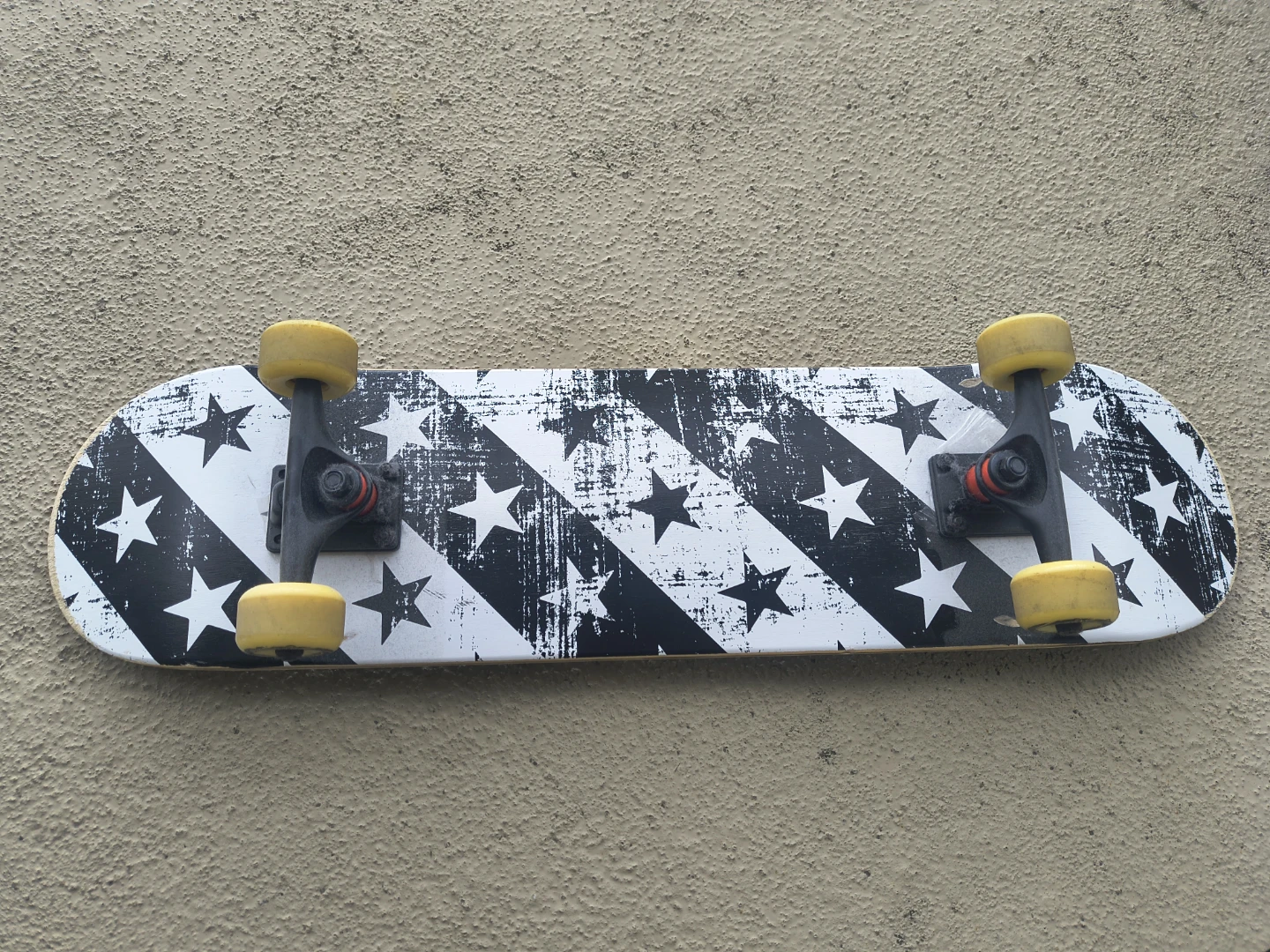 Skateboard with Star Design and Carrying Bag
