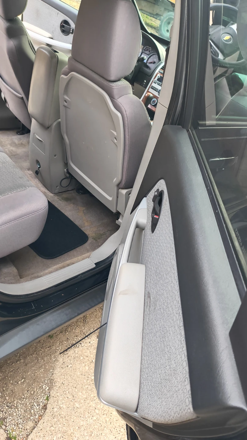 Black Chevrolet Equinox SUV - photo 2