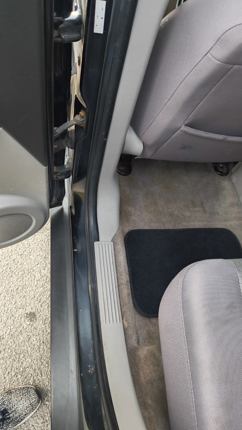Black Chevrolet Equinox SUV - photo 3