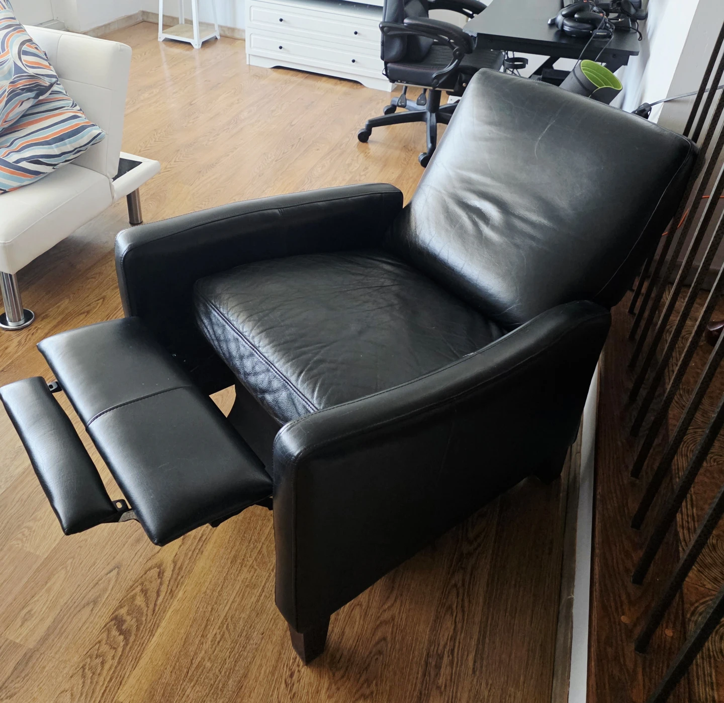 Black Leather Recliner Armchair - photo 3