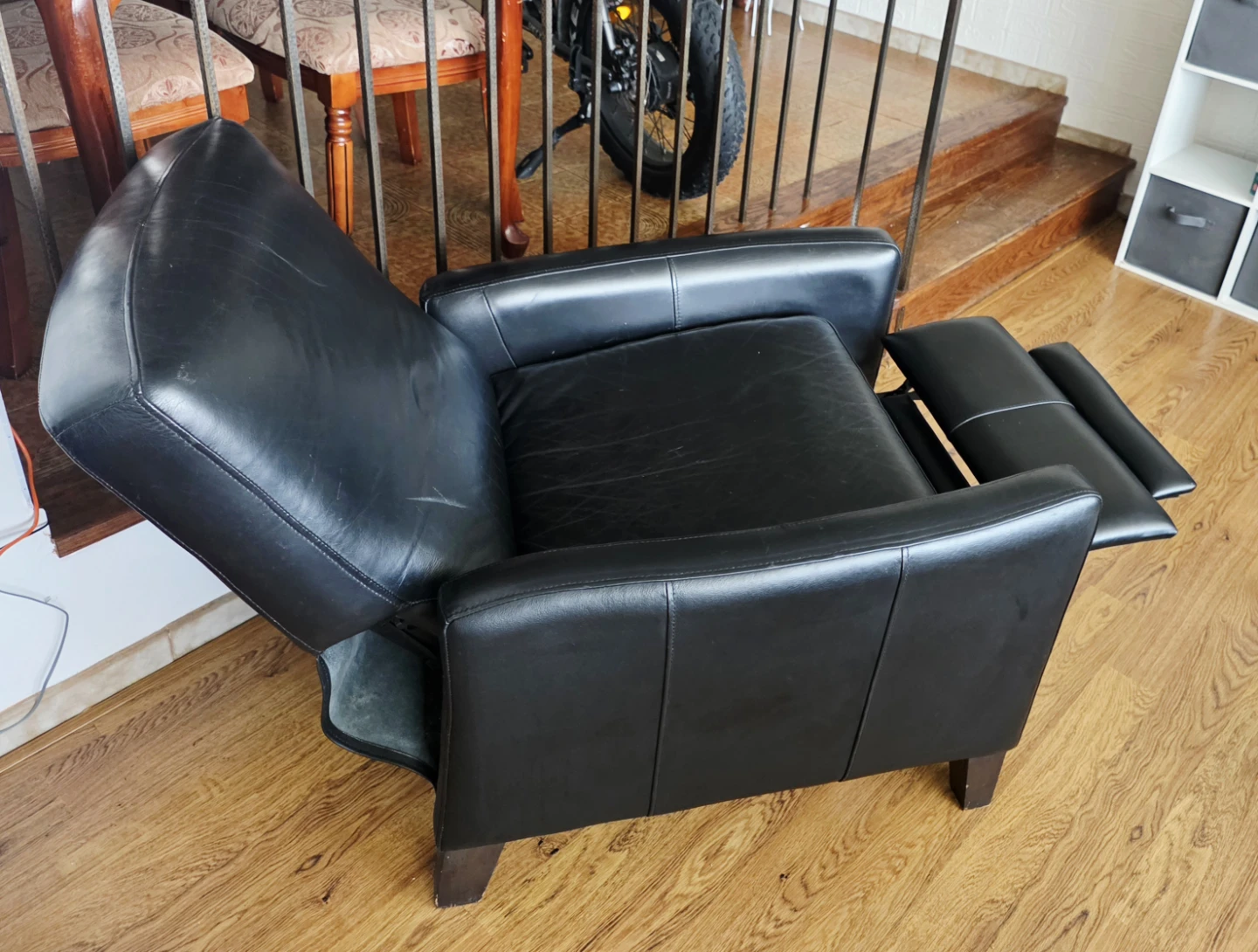 Black Leather Recliner Armchair - photo 5
