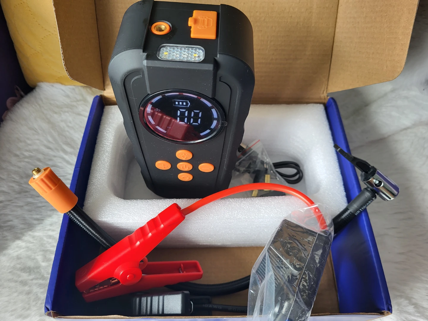 Car Jump Starter + tire inflator, powerbank in 1