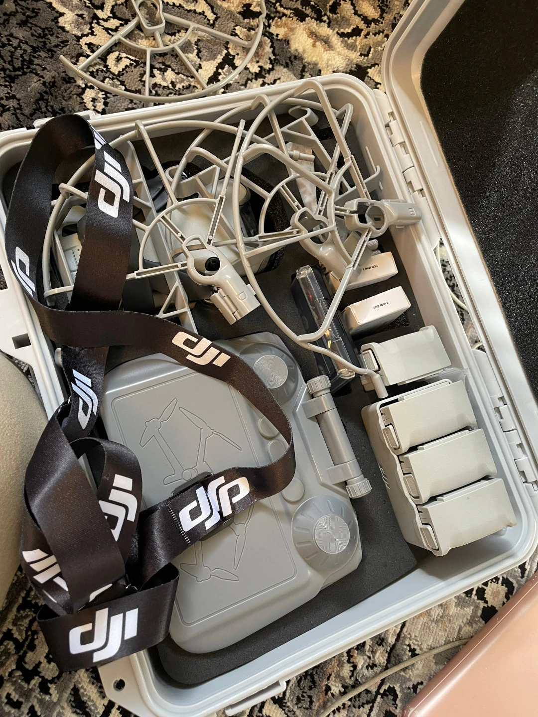 DJI Mini 4 Pro drone with 5 battery - photo 4