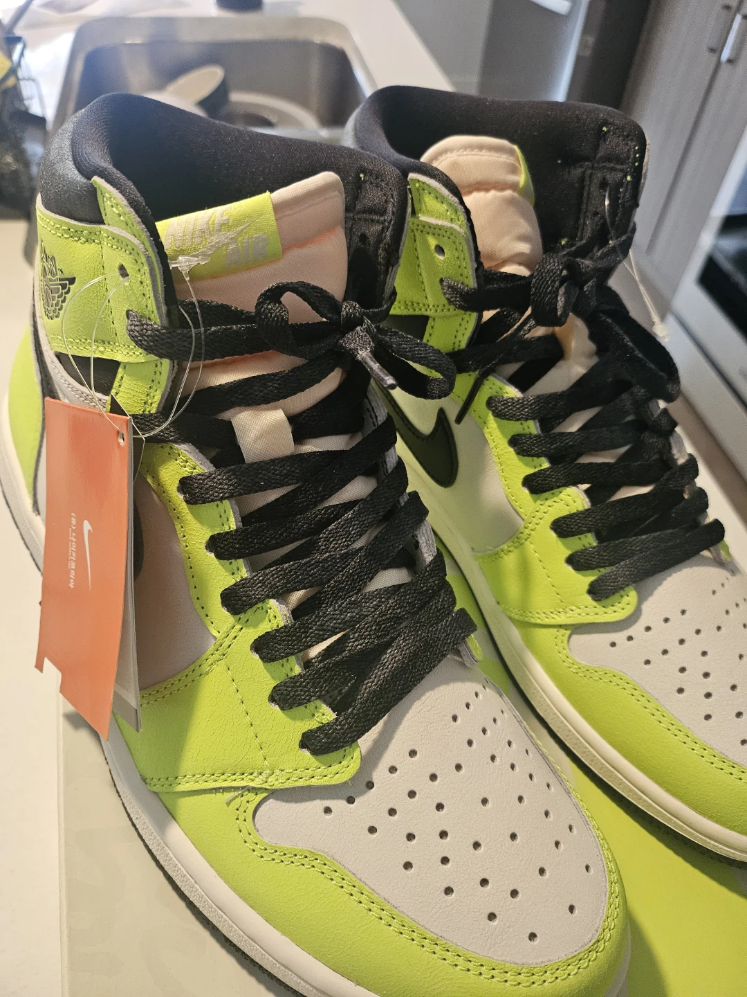 Air Jordan 1 High OG Volt - photo 2