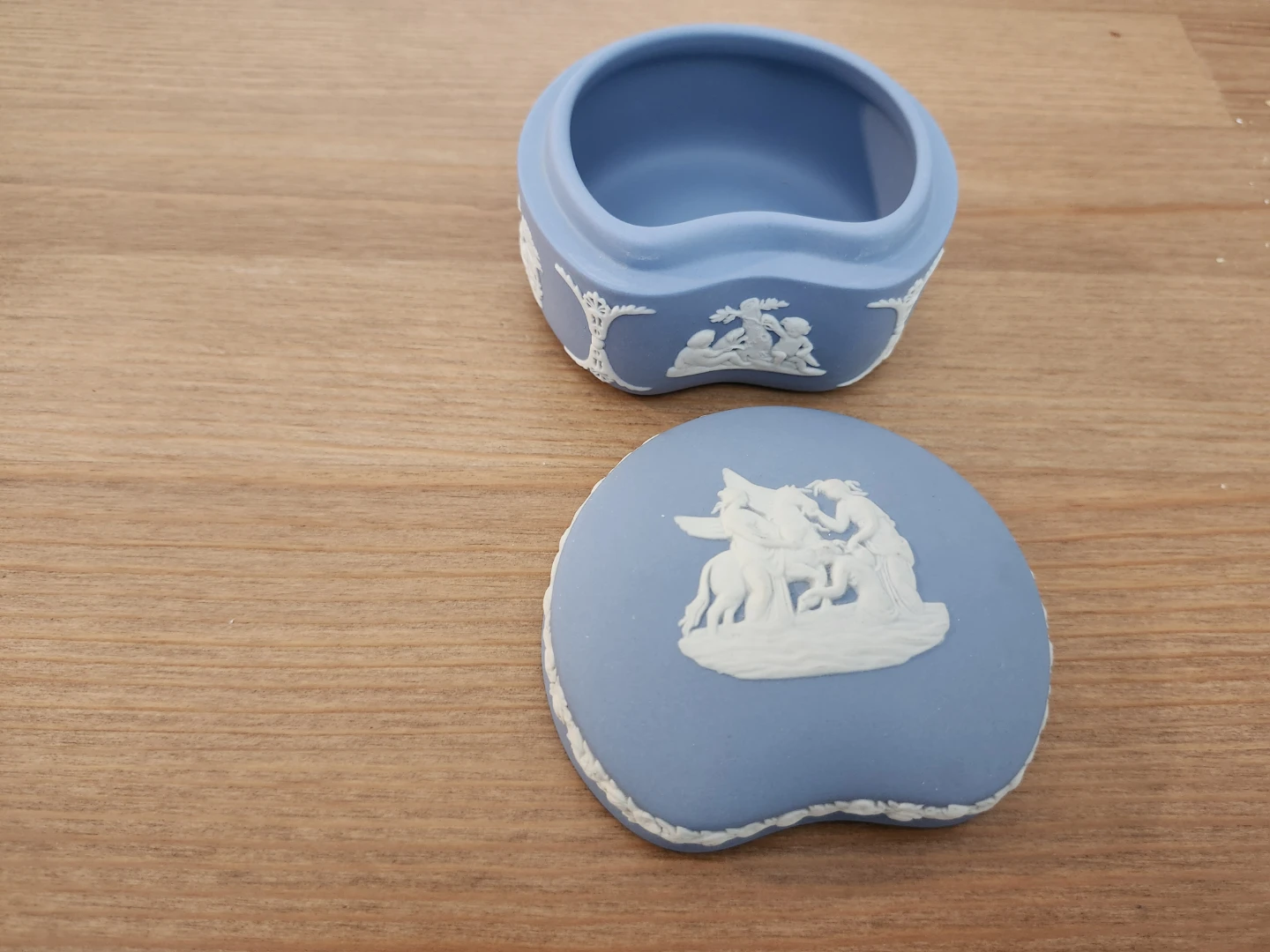 Wedgewood Jasperware Heart Trinket Box - photo 3
