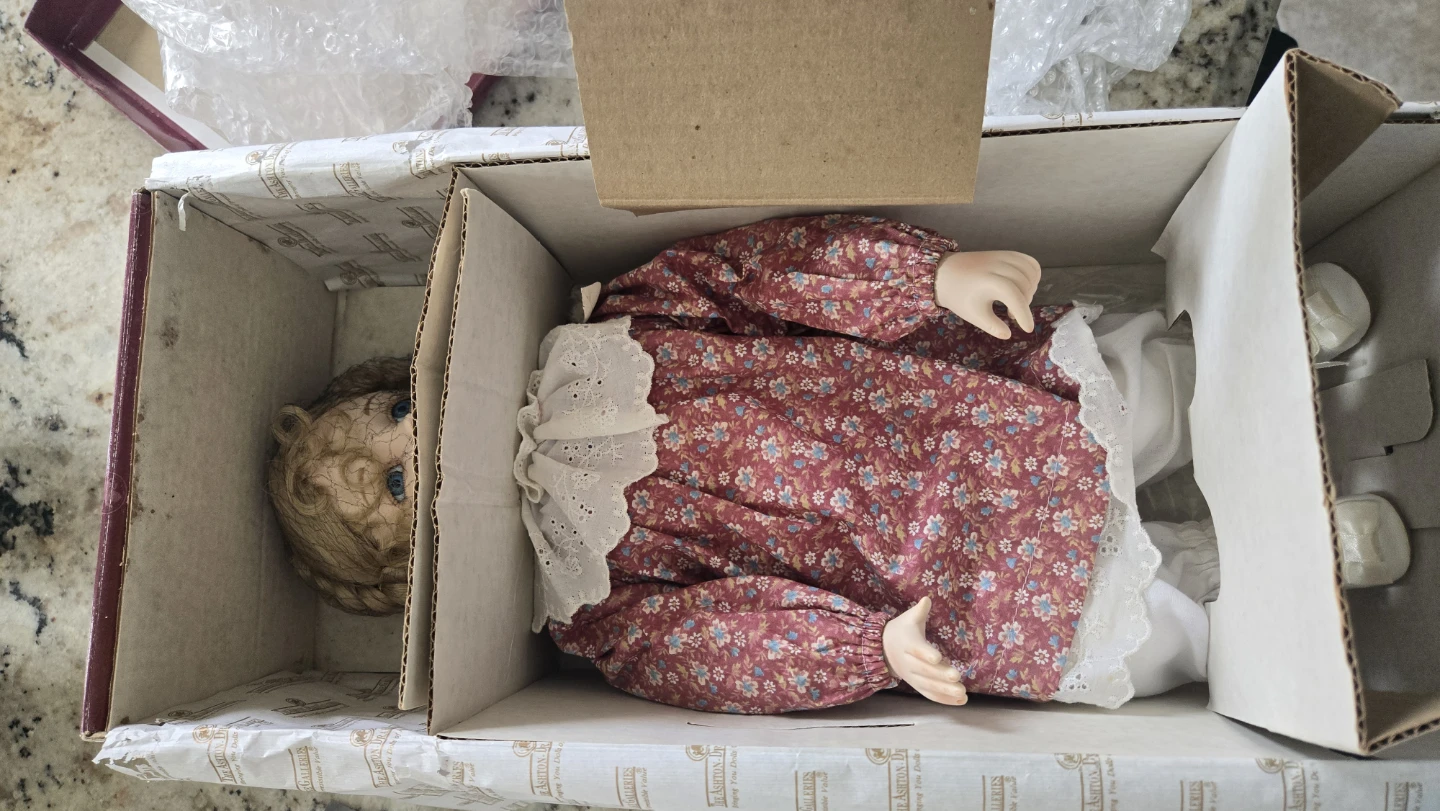 The Ashton-Drake Galleries "Brigitte" Porcelain Doll - photo 5
