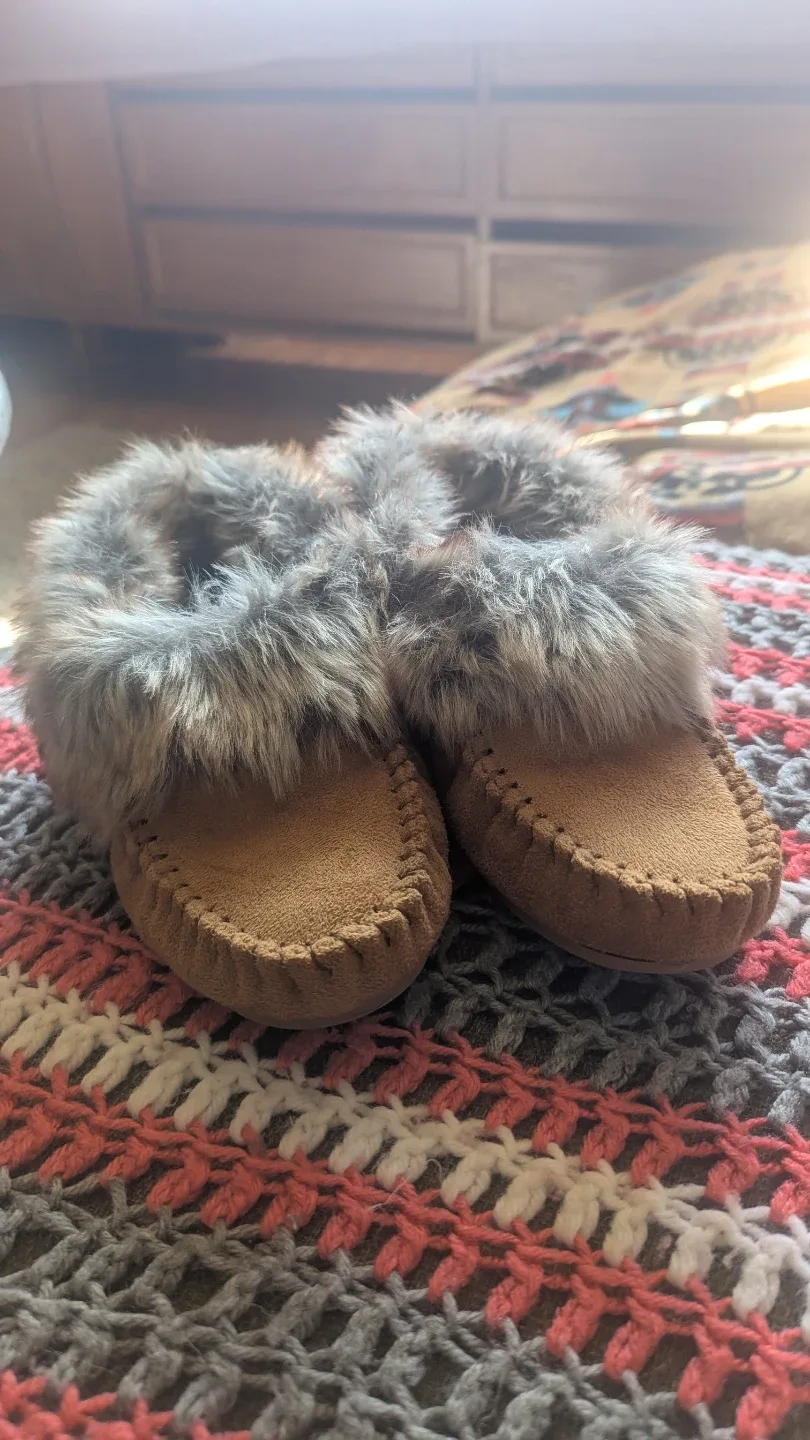Ladies SZ 6 - Wind River Moccasin Slippers