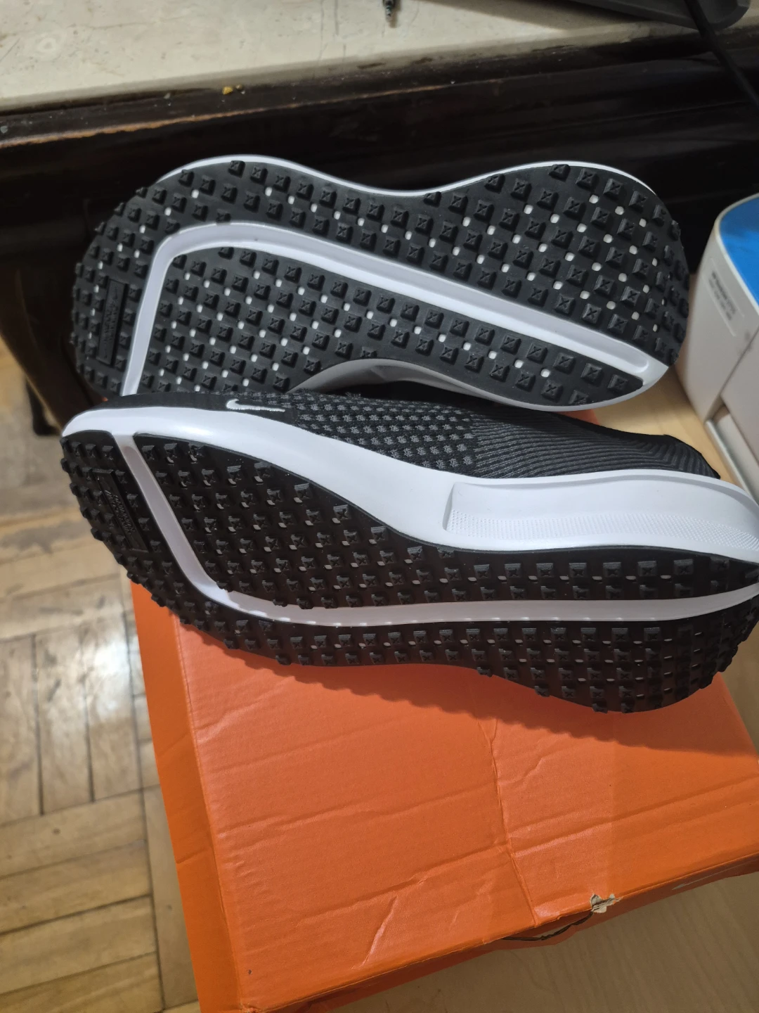 BNIB)Nike Interact Run Size 7 Women's Running Shoes Black/White - photo 2