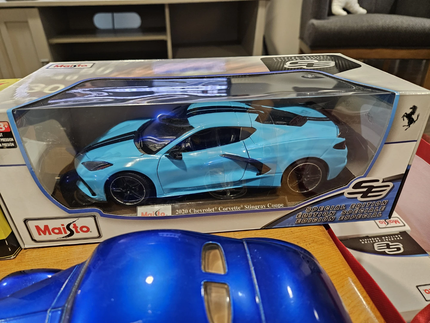 8 die-cast model cars - photo 4