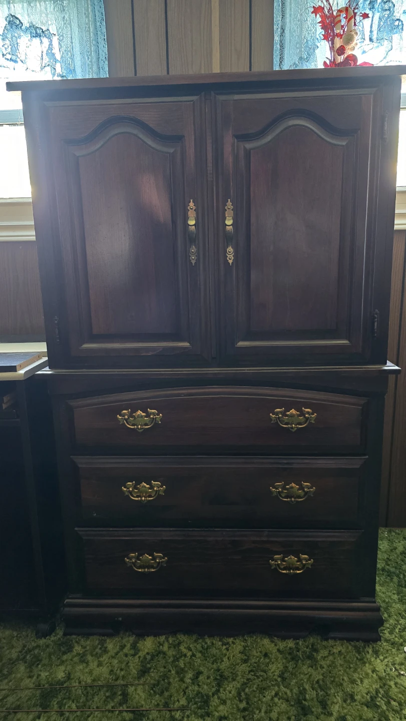 3pc bedroom set Dresser with Mirror, hutch, queen headboard