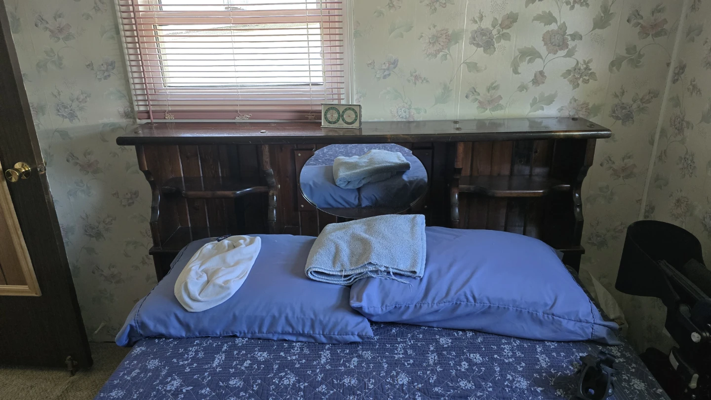3pc bedroom set Dresser with Mirror, hutch, queen headboard - photo 3