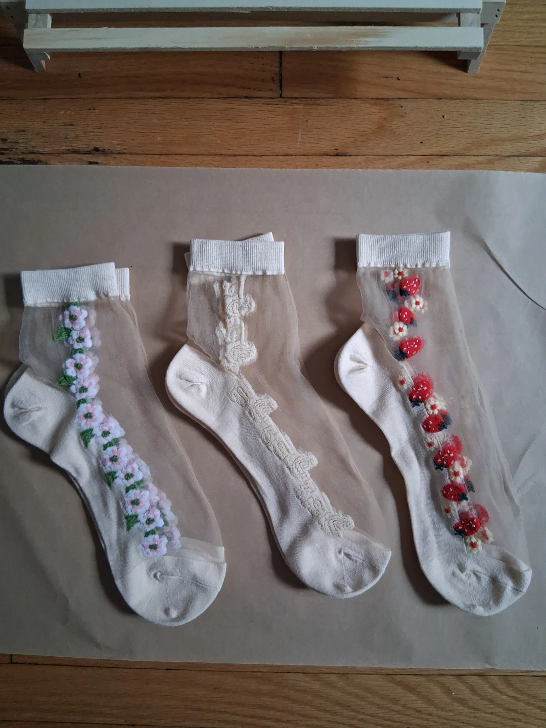 Sheer socks with floral embroidery & Jelly sandals - photo 4