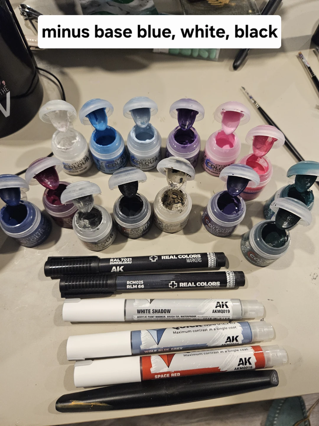 Warhammer Paint lot (base/layer) 11 paints