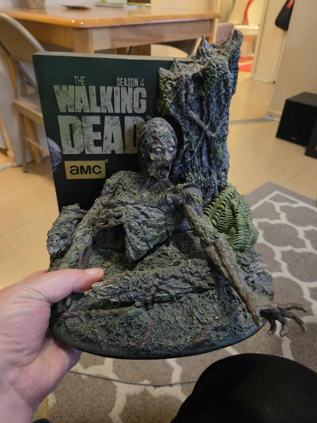 T W D Season 4 Blu-Ray 5-Disc Set with Zombie Figurine