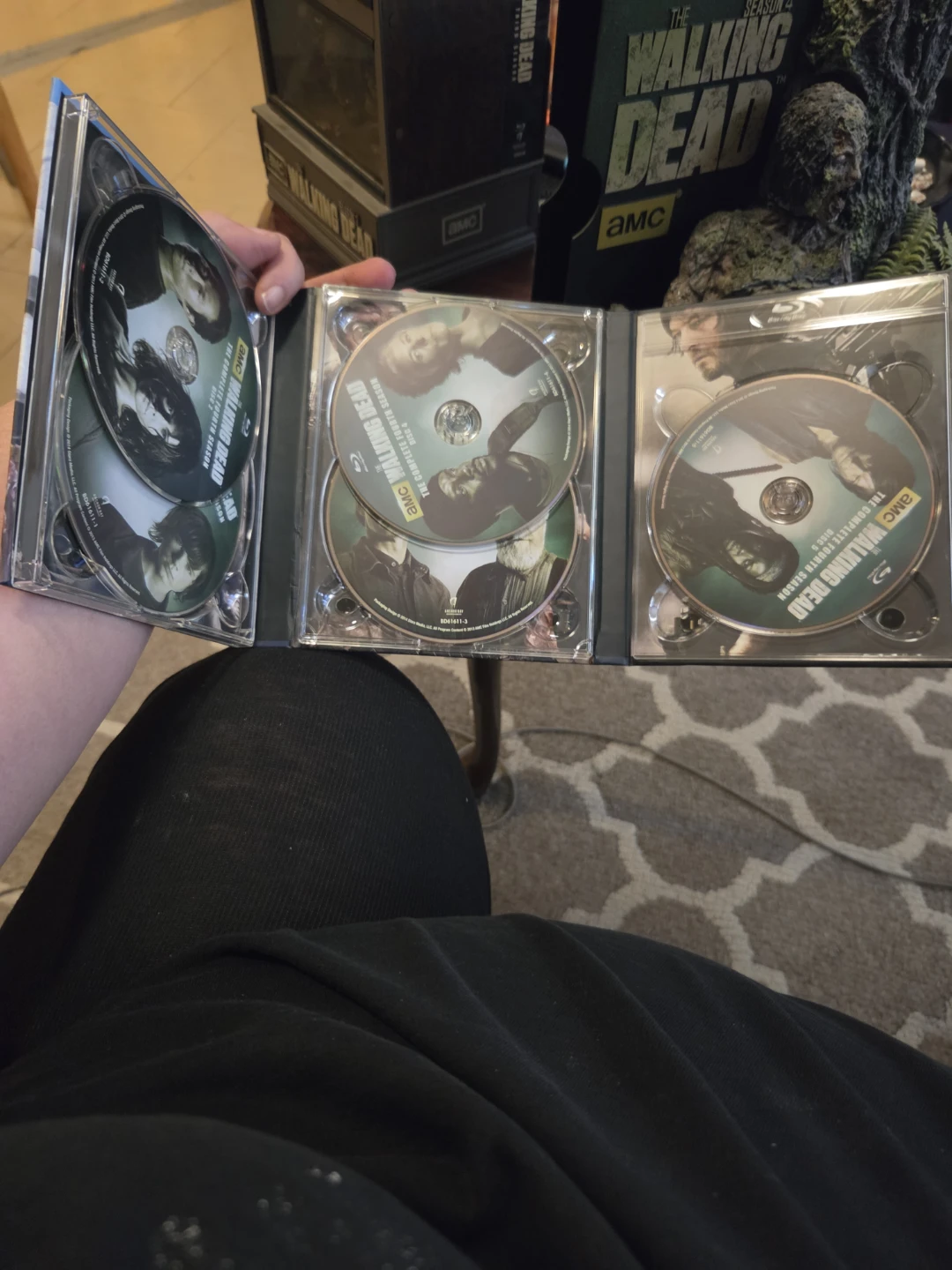 T W D Season 4 Blu-Ray 5-Disc Set with Zombie Figurine - photo 5