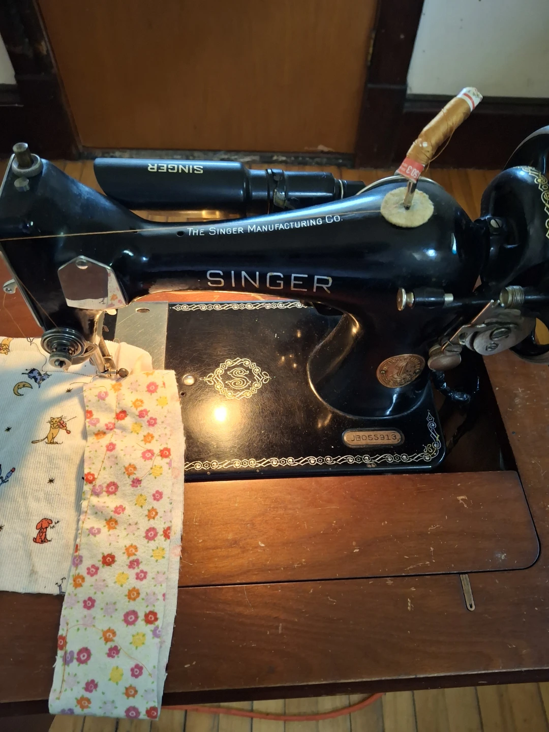 Vintage Singer Model 99 with Queen Anne Cabinet - photo 3