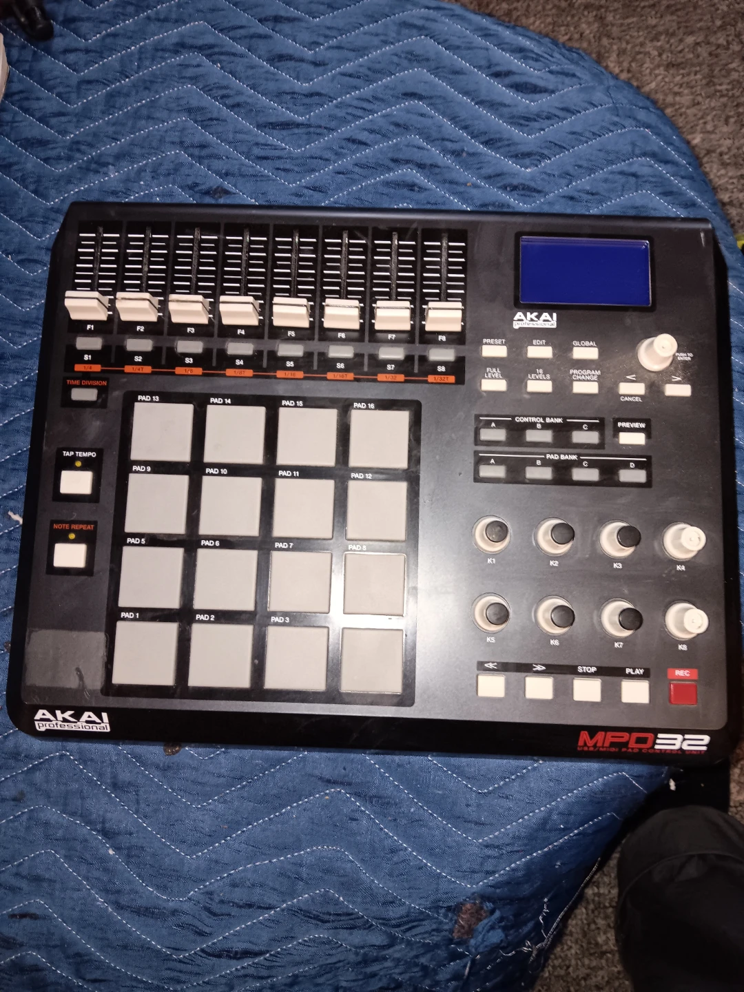 Akai Professional MPD32 USB MIDI Controller