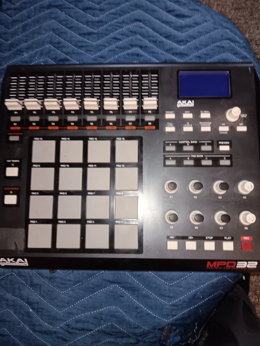 Akai Professional MPD32 USB MIDI Controller - photo 2