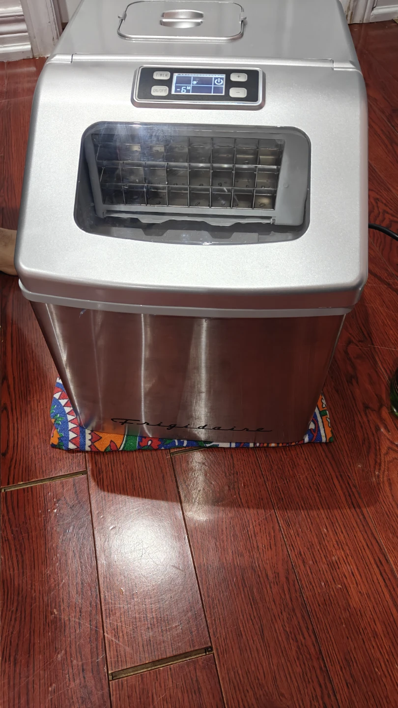 Frigidaire Extra Large Capacity Clear Ice Maker - photo 5