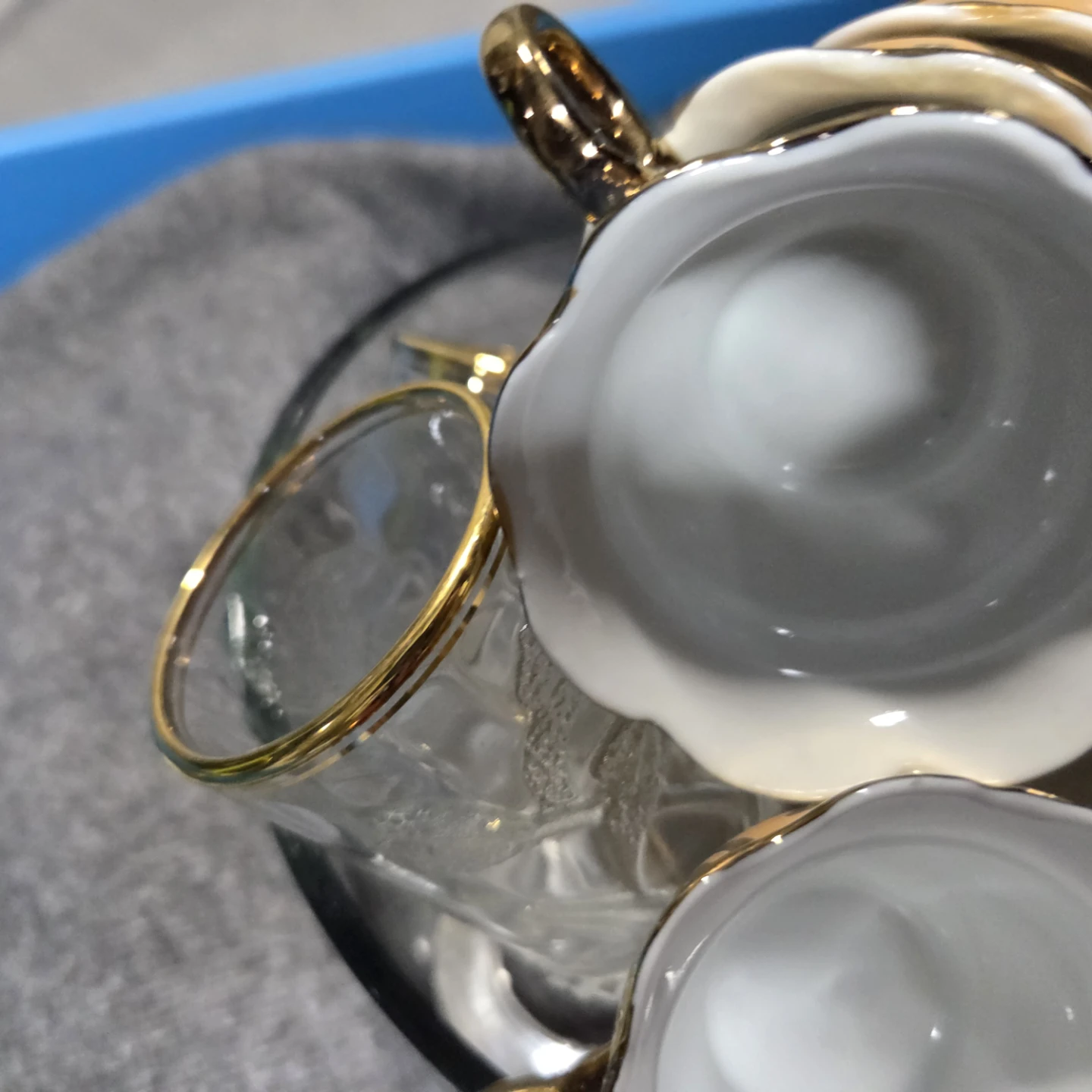 Set of 5 Gold & White Teacups with Glass Bowl - photo 2