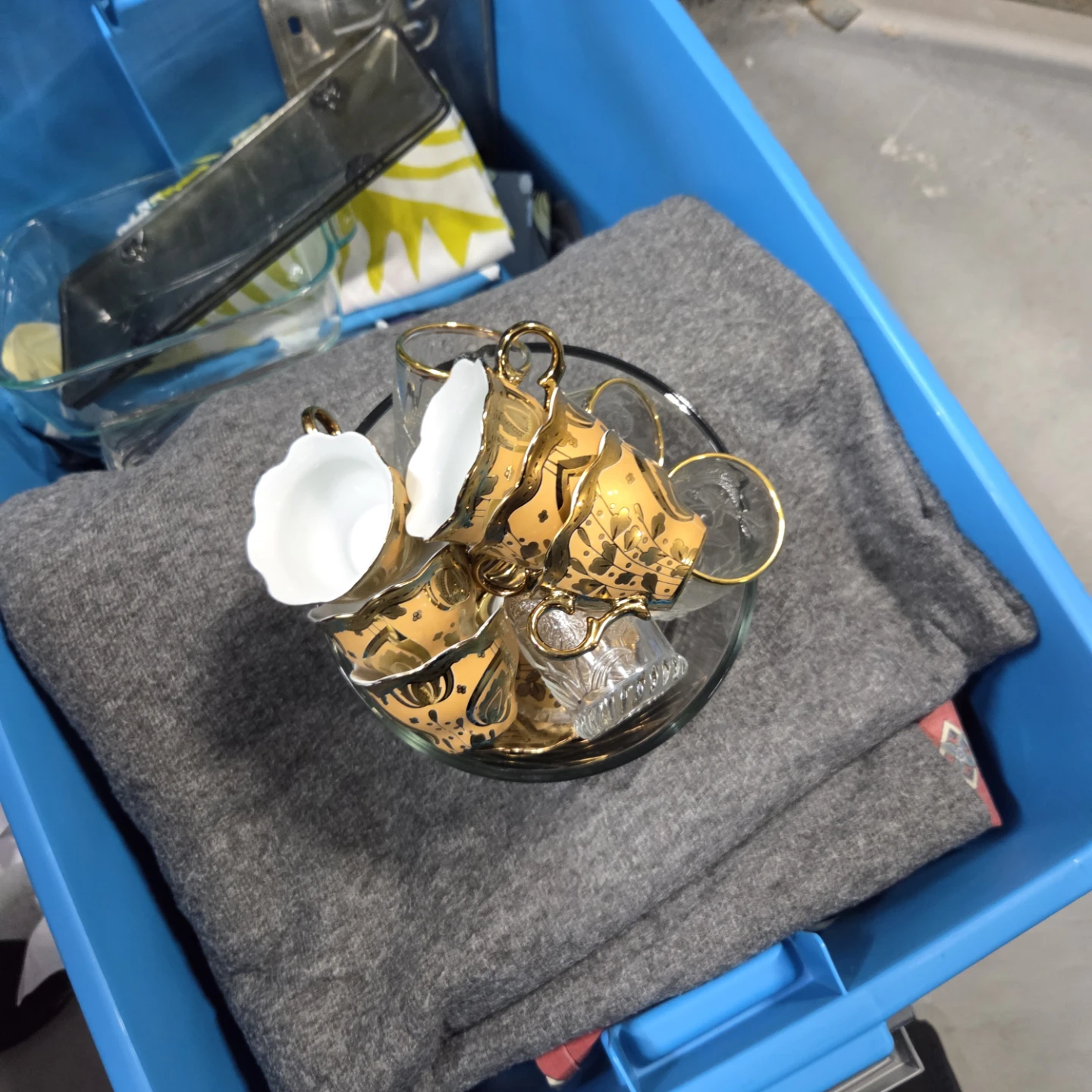 Set of 5 Gold & White Teacups with Glass Bowl - photo 5