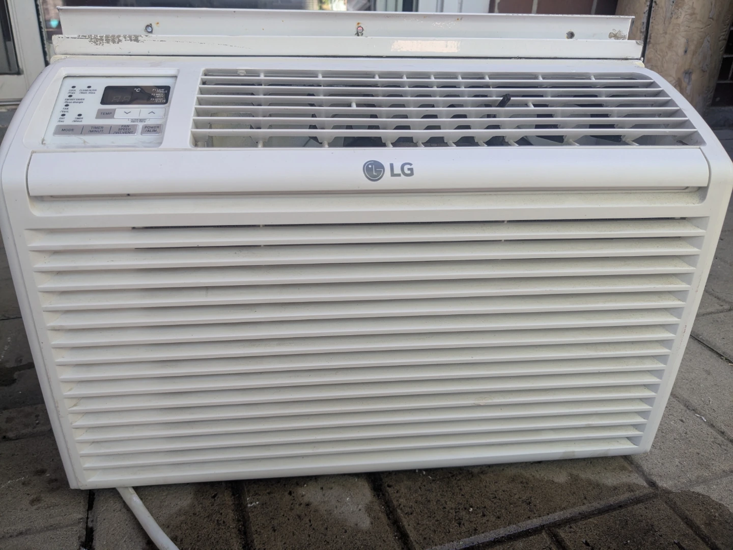 "LG Window AC – Blows Ice Cold - photo 2