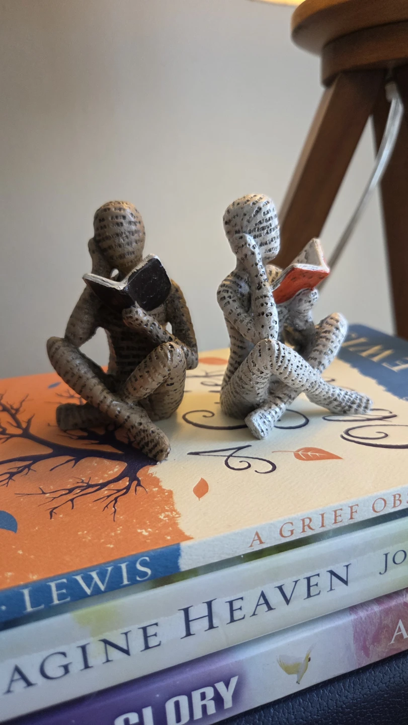 Readers Sandstone Statue (2 pcs new)