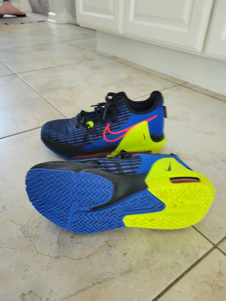 Nike boys Basketball Shoes - photo 2