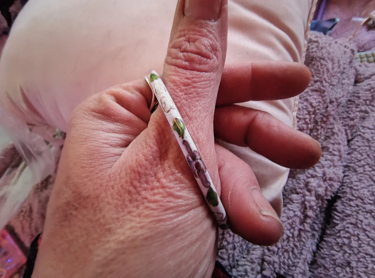 White floral enamel bangle bracelet - photo 2