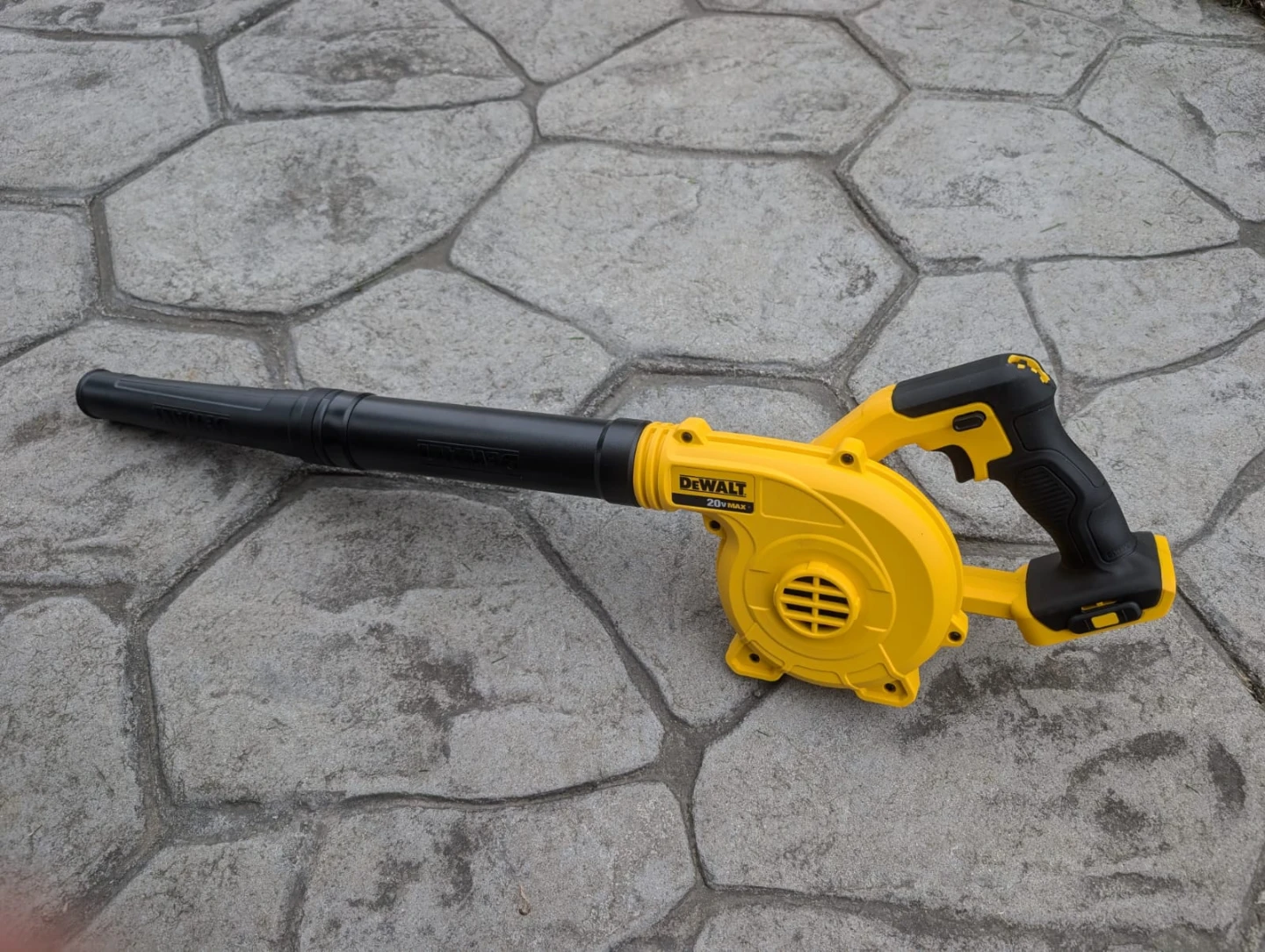 DCE100 20V MAX* Cordless Compact Jobsite Blower
