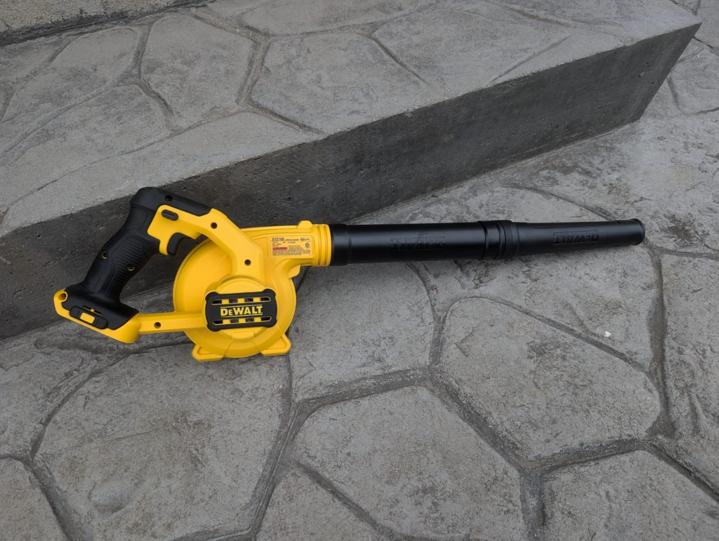 DCE100 20V MAX* Cordless Compact Jobsite Blower - photo 2