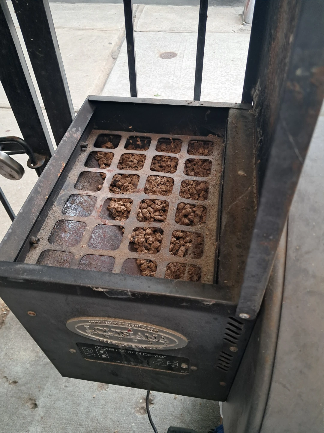 Louisiana Grills Wood Pellet BBQ - photo 4
