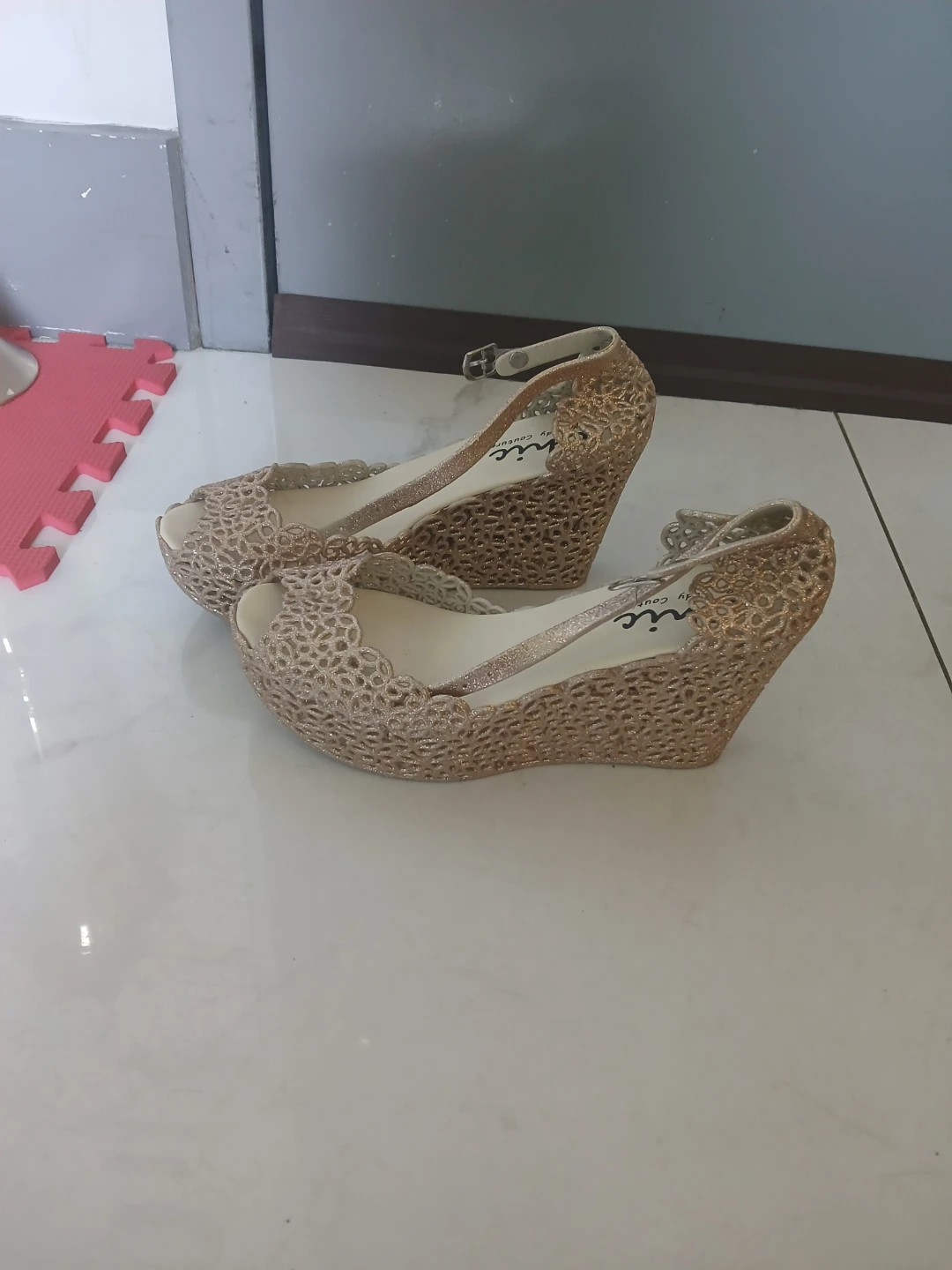 Chic Gold Glitter Wedge Sandals - photo 3